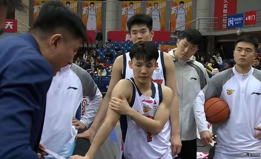 广东男篮加时险胜青岛 北京男篮力克广州 广厦把山东男篮打出四强
